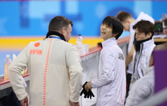 2018 평창동계올림픽 피겨스케이팅 남자 싱글 부문에 출전하는 일본의 하뉴 유즈루가 12일 오후 강릉아이스아레나에서 훈련을 하기 전 브라이언 오서 코치(왼쪽)와 대화를 나누고 있다.